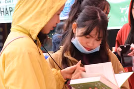 Dù trời mưa rét nhưng vẫn khá đông bạn trẻ đến tham gia chương trình để đổi và chọn mua sách. (Ảnh: PV/Vietnam+)