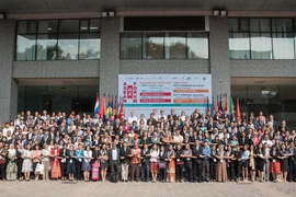 Các đại biểu chụp ảnh lưu niệm trước khi khai mạc Diễn đàn Đảm bảo chất lượng ASEAN-QA năm 2019. (Ảnh: PV/Vietnam+)