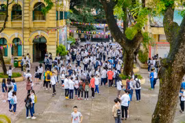 Thí sinh dự thi vào lớp 10 tại điểm thi Trường Trung học phổ thông Việt Đức, Hà Nội. (Ảnh: Minh Sơn/Vietnam+)