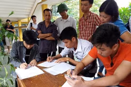 Thí sinh làm hồ sơ xét tuyển vào Đại học Bách khoa Hà Nội. (Ảnh: Phạm Mai/Vietnam+)