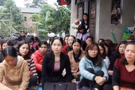 Các giáo viên hợp đồng ở Sóc Sơn. (Ảnh: Vietnamnet)