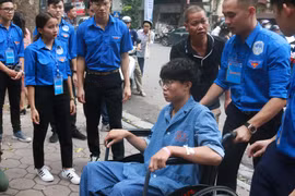 Thí sinh Nguyễn Mạnh Tân là học sinh Trường Trung học phổ thông Trần Phú (Hoàn Kiếm, Hà Nội). Tân vừa trải qua ca phẫu thuật mổ ruột thừa ngày 23/6. Do sức khỏe chưa hồi phục nên em phải đến điểm thi bằng xe lăn. (Ảnh: Nguyễn Hoàng/Vietnam+)