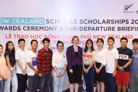 Các học sinh nhận Học bổng New Zealand Schools. (Ảnh: PV/Vietnam+)