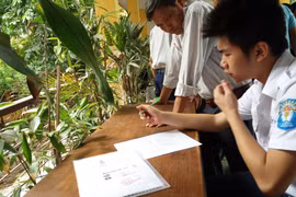 Thí sinh làm hồ sơ xét tuyển đại học. (Ảnh: Phạm Mai/Vietnam+)