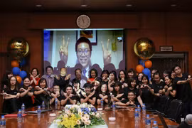 Sinh viên Phan Lê Thanh Chương, đang sinh sống và làm việc tại Mỹ, chụp ảnh cùng sinh viên, cán bộ Đại học Trực tuyến FUNiX trong Lễ Trao bằng tốt nghiệp của mình. (Ảnh: PV/Vietnam+)