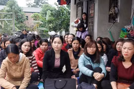 Hàng trăm giáo viên Sóc Sơn, Hà Nội, hoang mang, lo lắng trước nguy cơ mất việc. (Ảnh: Vietnamnet).