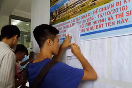 Thí sinh tìm hiểu thông tin và điền hồ sơ xét tuyển đại học. (Ảnh: Phạm Mai/Vietnam+)