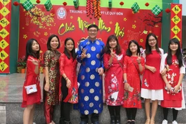 Trong chương trình Chúc mừng năm mới xuân Kỷ Hợi 2019, nhiều học sinh Trường Trung học cơ sở và Trung học phổ thông Lê Quý Đôn (Hà Nội) đã rất thích thú khi thầy Hiệu trưởng Nguyễn Quốc Bình mặc áo dài, tạo dáng "xì tin" cùng trò. (Ảnh: PV/Vietnam+