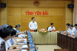 Thứ trưởng Bộ Giáo dục và Đào tạo Nguyễn Hữu Độ làm việc với Ban chỉ đạo thi tỉnh Yên Bái. (Ảnh: PV/Vietnam+)