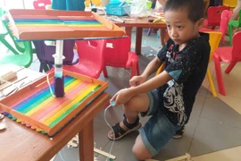 Mô hình thí nghiệm về thủy lực, với xilanh và que tre đơn giản. (Ảnh: PV/Vietnam+)