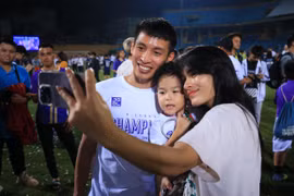 Tiền vệ Đỗ Hùng Dũng ăn mừng chức vô địch V-League 2022 bên gia đình nhỏ. (Ảnh: PV/Vietnam+) 