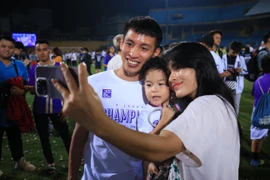 Tiền vệ Đỗ Hùng Dũng ăn mừng chức vô địch V-League 2022 bên gia đình nhỏ. (Ảnh: PV/Vietnam+) 