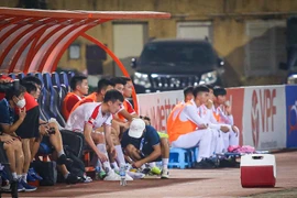 Hoàng Đức ra sân sớm và được các bác sỹ Viettel chăm sóc. (Ảnh: PV/Vietnam+)