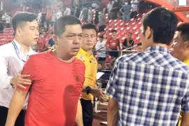 Cổ động viên quá khích (áo đỏ) phải chịu án phạt cấm tới sân theo dõi bóng đá trong vòng 3 năm. (Ảnh: Chụp màn hình) 