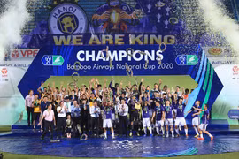 Hình ảnh Hà Nội FC nâng cúp Quốc gia 2020 trên sân nhà Hàng Đẫy. (Ảnh: VPF) 
