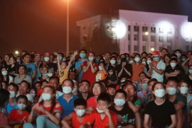 Hàng nghìn người dân Việt Trì cổ vũ U23 Việt Nam qua màn hình LED