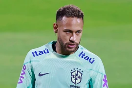 Neymar thu hút lượng lớn người hâm mộ trong buổi tập của Brazil