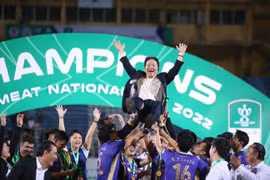 Hà Nội FC tung hô bầu Hiển trong ngày vô địch Cúp Quốc gia 2022 
