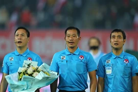 Tổ trọng tài điều khiển trận đấu Hải Phòng-Nam Định tại vòng 2 của Night Wolf V-League 2022. (Ảnh: PV/Vietnam+)