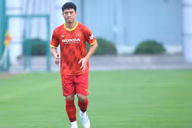 Trung vệ Bùi Tiến Dũng nỗ lực đạt phong độ cao nhất tại AFF Cup 2022. (Ảnh: PV/Vietnam+) 