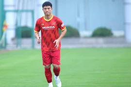 Trung vệ Bùi Tiến Dũng nỗ lực đạt phong độ cao nhất tại AFF Cup 2022. (Ảnh: PV/Vietnam+) 