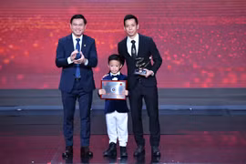 Tiền đạo Văn Quyết nhận giải Cầu thủ xuất sắc nhất V-League 2022 cùng con trai. (Ảnh: PV/Vietnam+)