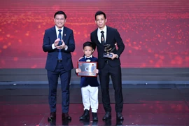 Tiền đạo Văn Quyết nhận giải Cầu thủ xuất sắc nhất V-League 2022 cùng con trai. (Ảnh: PV/Vietnam+)
