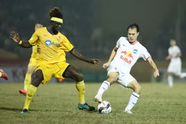 Hoàng Anh Gia Lai và Sông Lam Nghệ chỉ còn phấn đấu với mục tiêu lọt vào nhóm 3 đội đứng đầu ở mùa giải 2022. (Ảnh: PV/Vietnam+) 