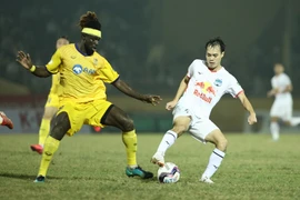 Hoàng Anh Gia Lai và Sông Lam Nghệ chỉ còn phấn đấu với mục tiêu lọt vào nhóm 3 đội đứng đầu ở mùa giải 2022. (Ảnh: PV/Vietnam+) 