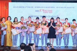 48 nữ vận động viên, 6 nữ huấn luyện viên thuộc đoàn thể thao Hà Nội được vinh danh sau SEA Games 31. (Ảnh: PV/Vietnam+)