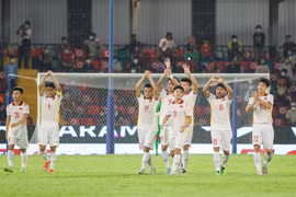 U23 Việt Nam ăn mừng bàn thắng ghi được vào lưới U23 Singapore bằng cách giơ tay cảm ơn người hâm mộ trên khán đài. (Ảnh: VFF) 