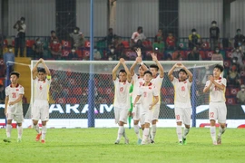 U23 Việt Nam ăn mừng bàn thắng ghi được vào lưới U23 Singapore bằng cách giơ tay cảm ơn người hâm mộ trên khán đài. (Ảnh: VFF) 