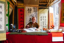 Các nghệ nhân mang đến các sản phẩm làm từ giấy Dó. (Ảnh: PV/Vietnam+)