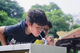 Người dân Hà Nội thích thú với trụ nước sạch công cộng mới
