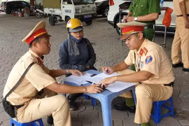 Cảnh sát giao thông kiểm tra đối với lái xe vận chuyển 19 khẩu súng tự chế (Ảnh: PV/Vietnam+) 
