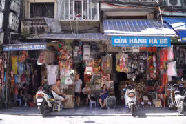 Phố Hàng Mã (Hà Nội) ế ẩm ngày Rằm tháng Bảy. (Ảnh: Minh Hiếu/Vietnam+)