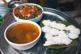 Bún ốc từ lâu đã trở thành một món ăn không thể thiếu trong thực đơn của những người con Hà Nội và các thực khách đến thăm Thủ đô. (Ảnh: Minh Hiếu/Vietnam+)