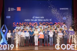 Trao giải cho các sinh viên đạt thành tích cao tại Cuộc thi Lập trình Quốc tế Samsung. (Nguồn: BTC)