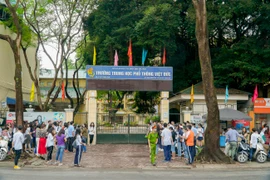 Sáng 1/6 tại trường THPT Việt Đức (Hà Nội), các thí sinh bắt đầu đến trường nhận phòng thi. Trong khi các thí sinh tỏ ra khá tự tin, bình tĩnh thì lo lắng, áp lực lại là tâm trạng của đa số phụ huynh. (Ảnh: Minh Hiếu/Vietnam+)