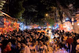 Đêm Trung thu, dòng người đổ càng lúc càng đông khiến khu vực phố cổ luôn trong tình trạng đông cứng người đi bộ và phương tiện giao thông. (Ảnh: Minh Hiếu/Vietnam+)