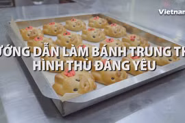 Vài năm trở lại đây, trào lưu làm bánh trung thu homemade (làm bằng tay tại nhà) rất được ưa chuộng. Vì vậy có rất nhiều cách làm bánh trung thu từ những loại cầu kỳ cho đến những chiếc bánh đơn giản. (Ảnh: Video/Vietnam+)
