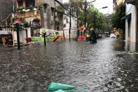 Mưa lớn gây ngật lụt khắp các con phố ở Hà Nội.
