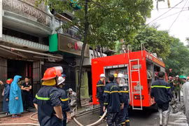 Lực lượng Cảnh sát Phòng cháy chữa cháy đã khống chế, dập tắt đám cháy và cứu hộ thành công 3 nạn nhân trong vụ hỏa hoạn shop quần áo có địa chỉ số 8, ngõ 12, phố Núi Trúc, phường Giảng Võ, Ba Đình, Hà Nội. (Ảnh: PV/Vietnam+)