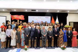 Các thí sinh đạt giải cuộc thi cùng các đại biểu tại buổi lễ. (Ảnh: Minh Hiếu/Vietnam+)