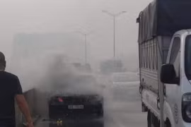 Chiếc xe Mercedes tại hiện trường vụ tai nạn. (Ảnh: Sơn Bách/Vietnam+)