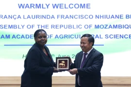 Chủ tịch Quốc hội Mozambique thăm Viện Khoa học Nông nghiệp Việt Nam