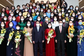 Hình ảnh Thủ tướng gặp mặt nữ lãnh đạo, trí thức, nghệ sỹ tiêu biểu