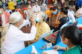 Bác sỹ Việt Nam khám, phát thuốc và tặng quà cho người dân tại Lào