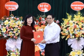 Thủ tướng trao quyết định Quyền Bộ trưởng Bộ Y tế cho bà Đào Hồng Lan