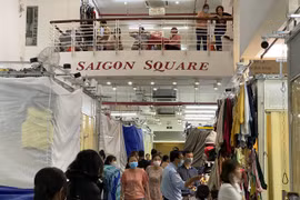 Tịch thu lượng lớn hàng giả được bày bán tại khu chợ Sài Gòn Square